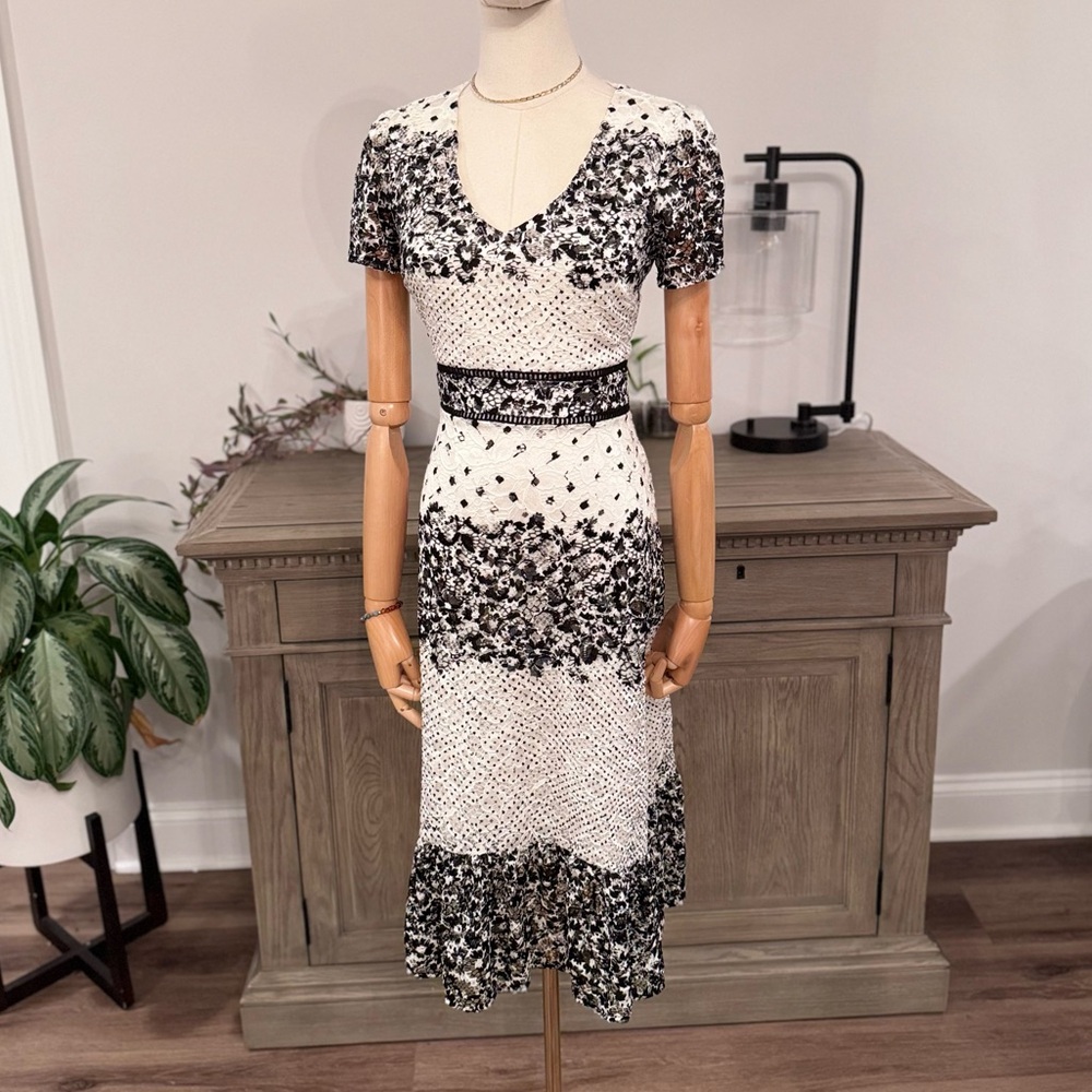 Taylor Short Sleeve Mixed Print A-line Lace Midi Dress | Size 2